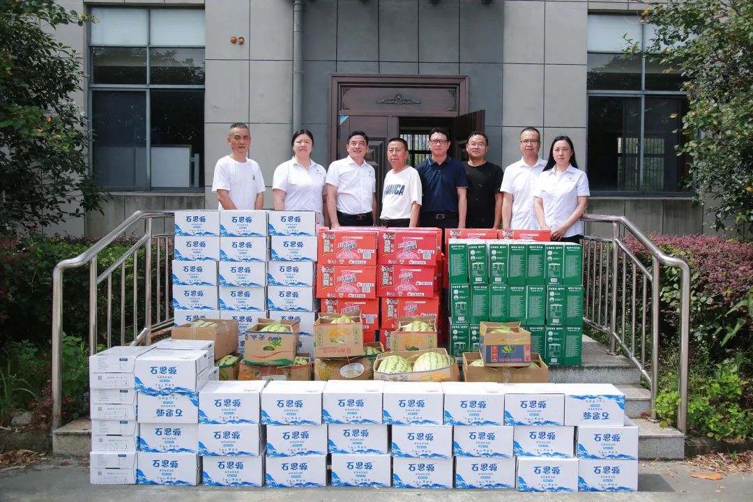 The company's party branch and labor union join hands to care for and comfort frontline flood control personnel