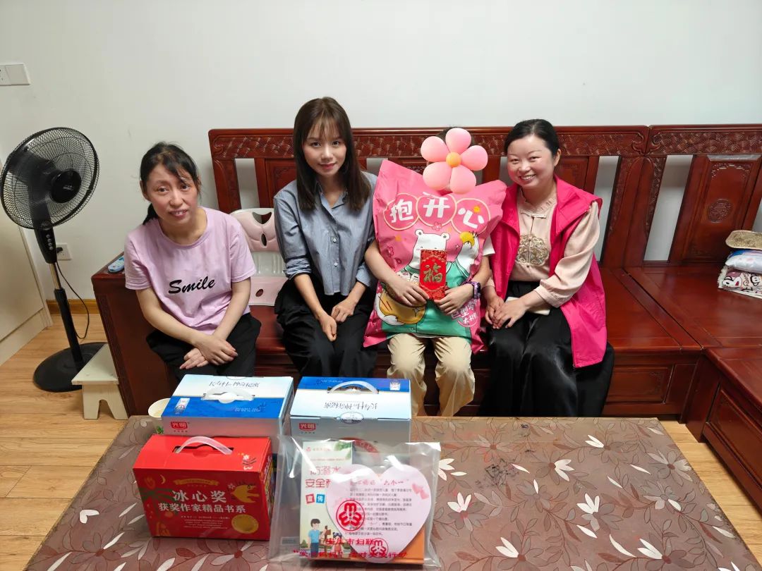 General Manager Long Shushan went to Yixiu District to carry out the "Love Mom" activity to care for left behind children and disadvantaged children